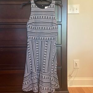 LOFT outlet black/ white dress with ruffle along hem. Sz 0. Excellent condition.